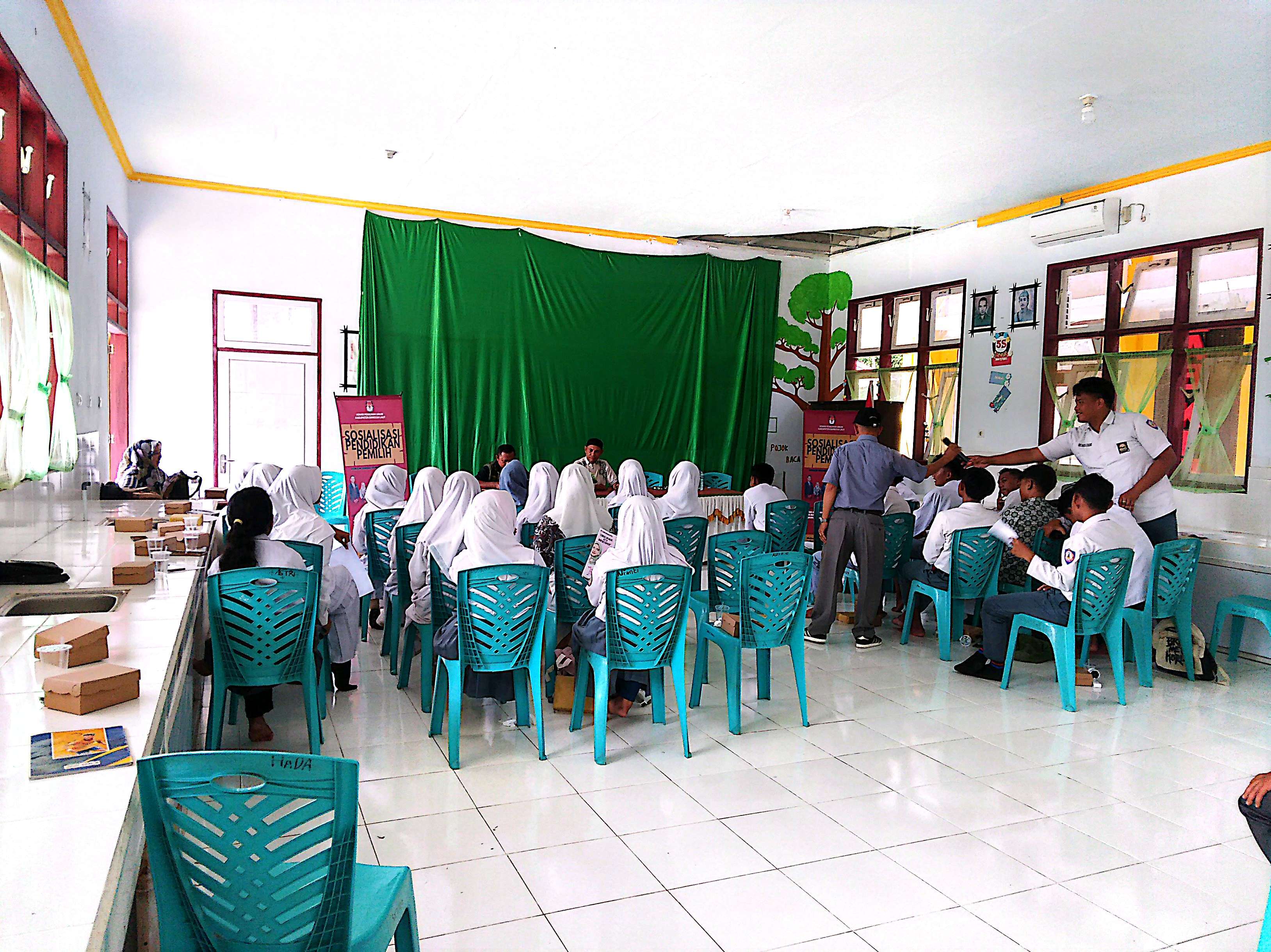KEGIATAN SOSIALISASI PENDIDIKAN PEMILIH DI SMA NEGERI 1 BANGKURUNG